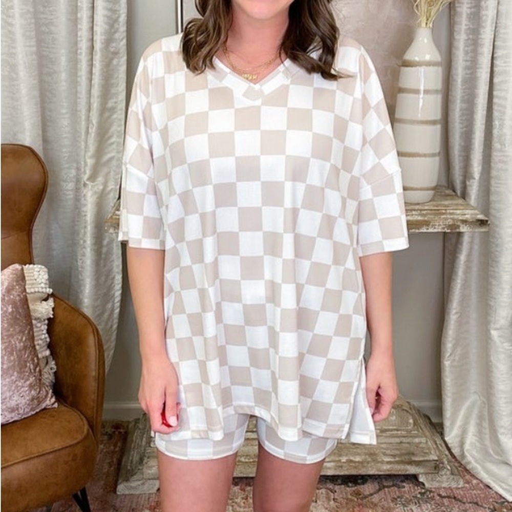 Checkered Beige and White Lounge Set
SO CUTE!!